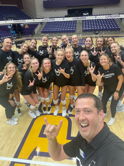 bryantengle's tweet image. Day 1 of the @LipscombVBall LUV Invite - excited to be with this group of Bisons this season! 🦬🤘🏻