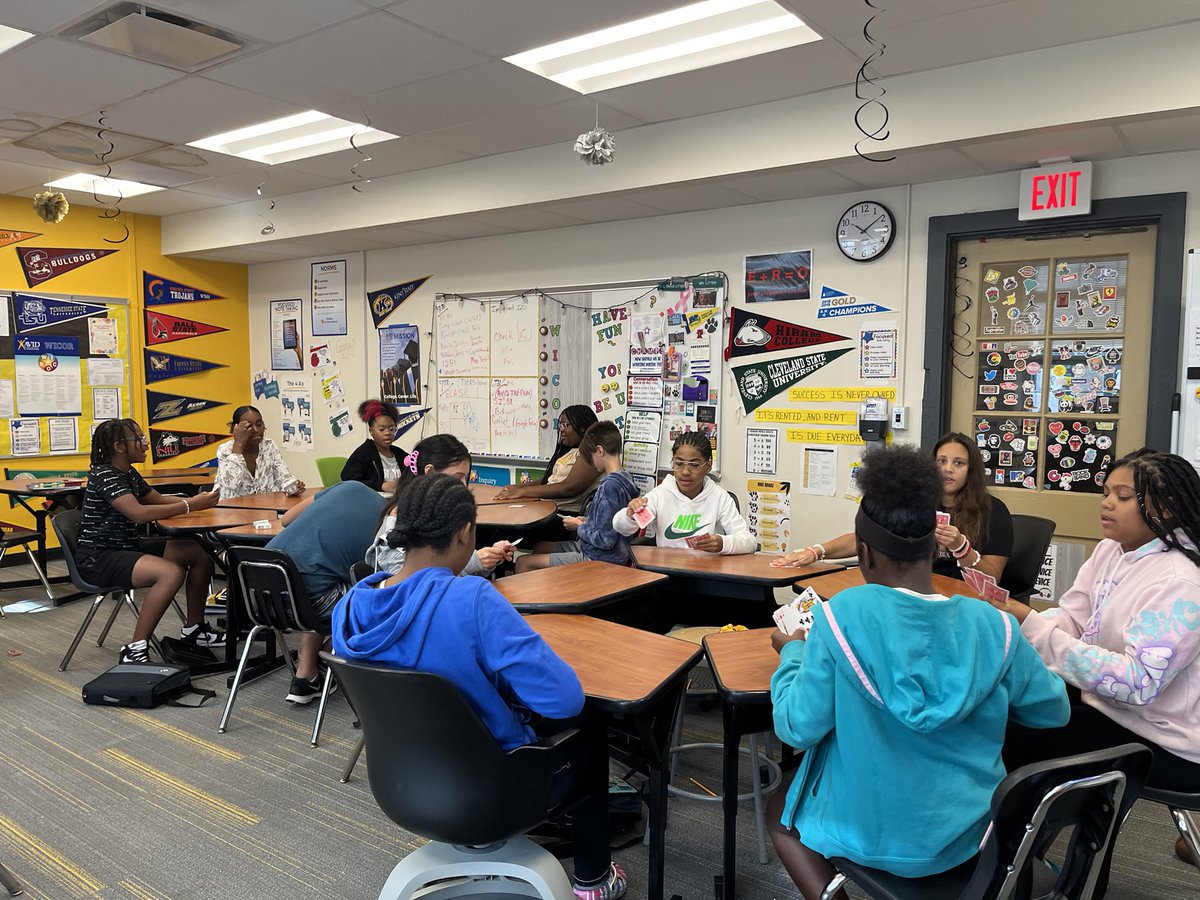 CHUHRoxMid's tweet photo. Flex Friday in AVID…. Team Building playing spoons. #roxmid #avid #collgebound #careerready https://t.co/kaD84D2WaF