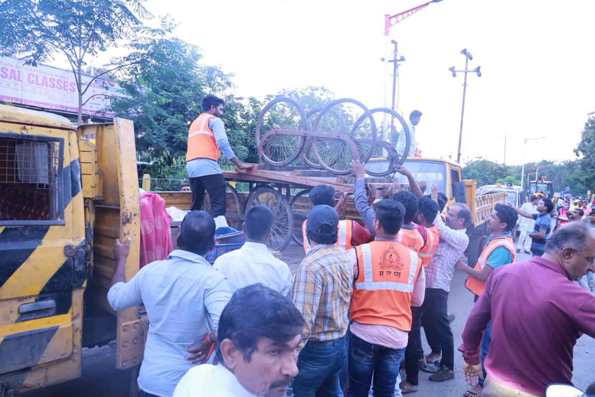 The_SwitchNews's tweet photo. AMC removes encroachment in various area
https://t.co/qFd9pC4aPY
#Aurngabad #Encroachment https://t.co/vbZTswGCxv