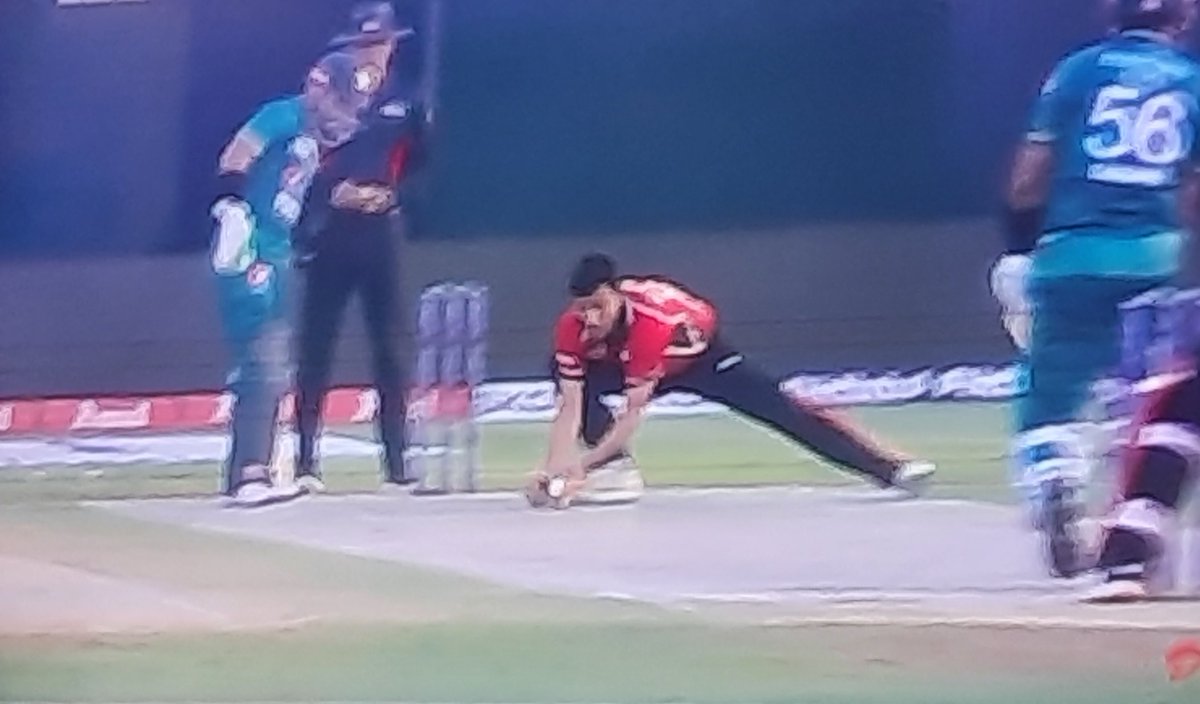 Nagrik_e_Bharat's tweet photo. What a brilliant bowler he is 👏
#Ehsan takes out #Babar in his first over only.

#PAKvsHK #AsiaCup #AsiaCup2022 #BabarAzam #EhsanKhan #Sharjah https://t.co/Ig0ty565C1