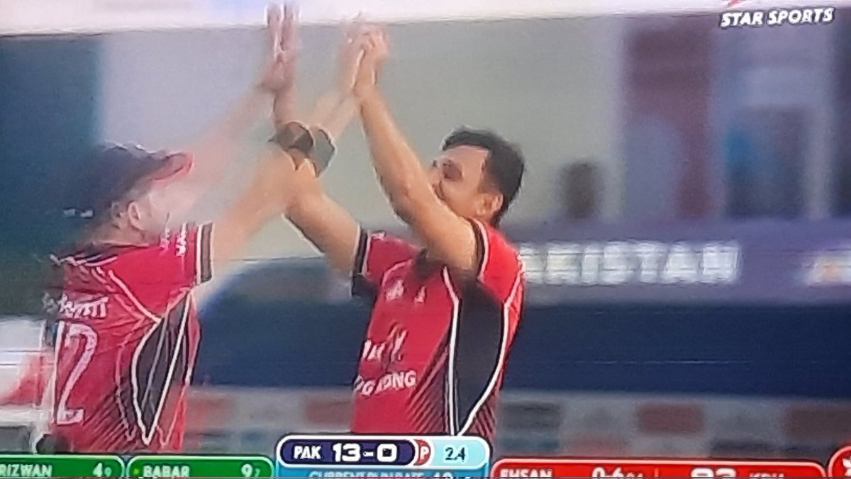 Nagrik_e_Bharat's tweet photo. What a brilliant bowler he is 👏
#Ehsan takes out #Babar in his first over only.

#PAKvsHK #AsiaCup #AsiaCup2022 #BabarAzam #EhsanKhan #Sharjah https://t.co/Ig0ty565C1