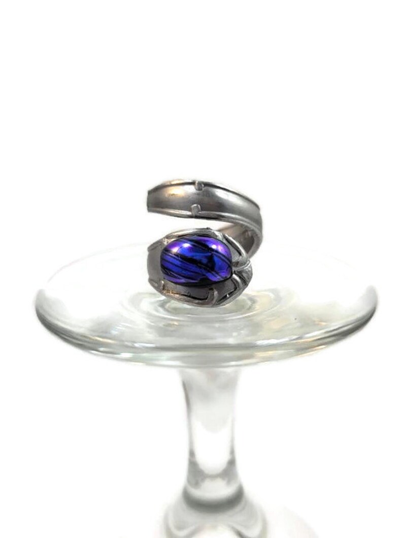 Shop: etsy.com/listing/496215…
#USSize8 #SpoonRing, #FusedGlass, Silverware, Spiral Ring, Blue With Purple Tint, #WrapRing, Metal, Flatware, Boho Fashion #Jewelry, Thumb