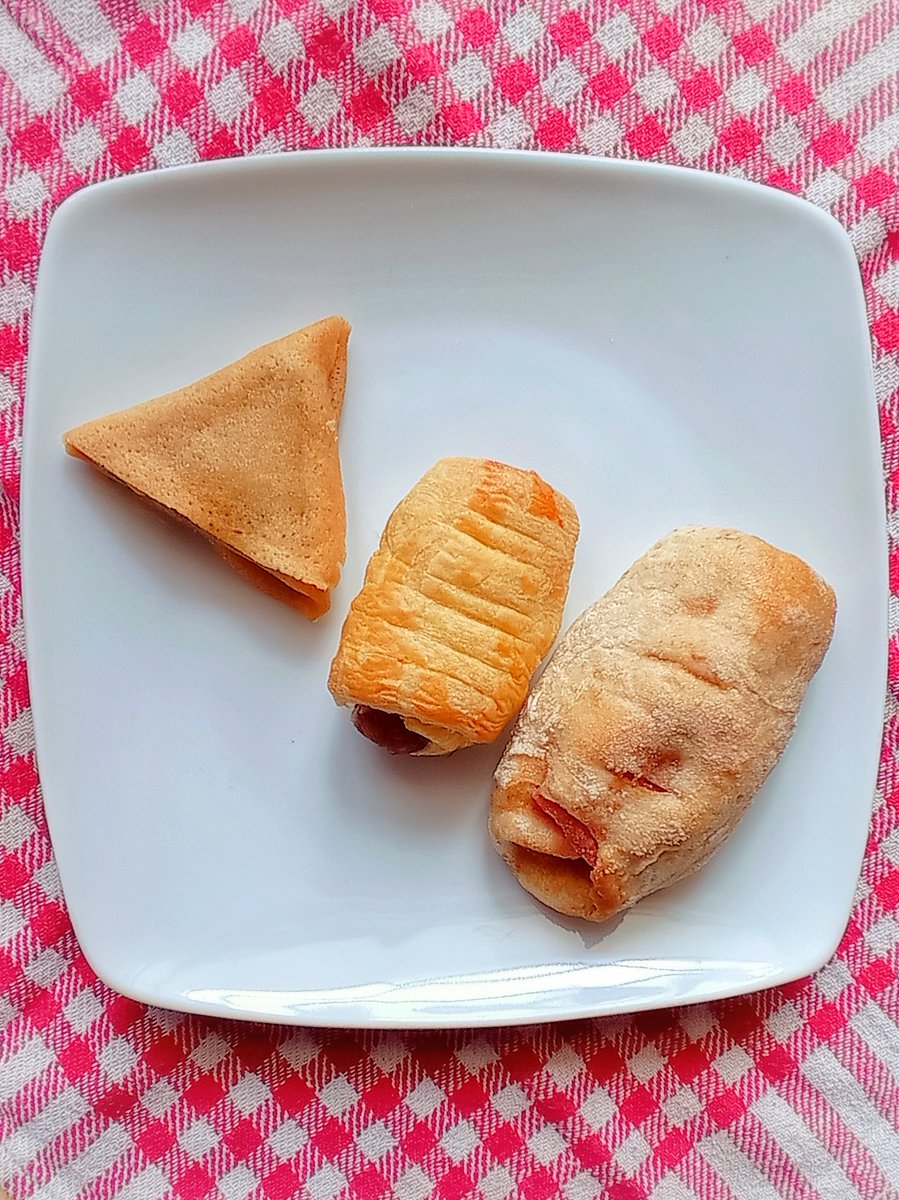 Part 3 of my (not so) secret handbook on #Portuguese cafés: We’re diving into a sea of bread, butter, cheese, and puff pastry (among other things). So grab your favourite #coffee drink and let’s go! #blogpost 

beyondlisbon.wordpress.com/2022/09/02/por…