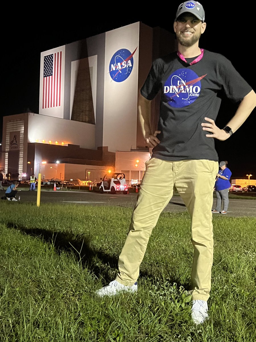 guidodecaso's tweet photo. Amigos de Twitter espacial en español, invoco su ayuda 🙏.

Me encantaría cruzarme a Tim Dodd, y agradecerle la inspiración que me dio para ponerme a divulgar mi pasión por el espacio. 

¿Me ayudan haciendo RT y arrobando a @Erdayastronaut? Si todos lo hacemos quizás lo logramos https://t.co/TQJwihUnC2