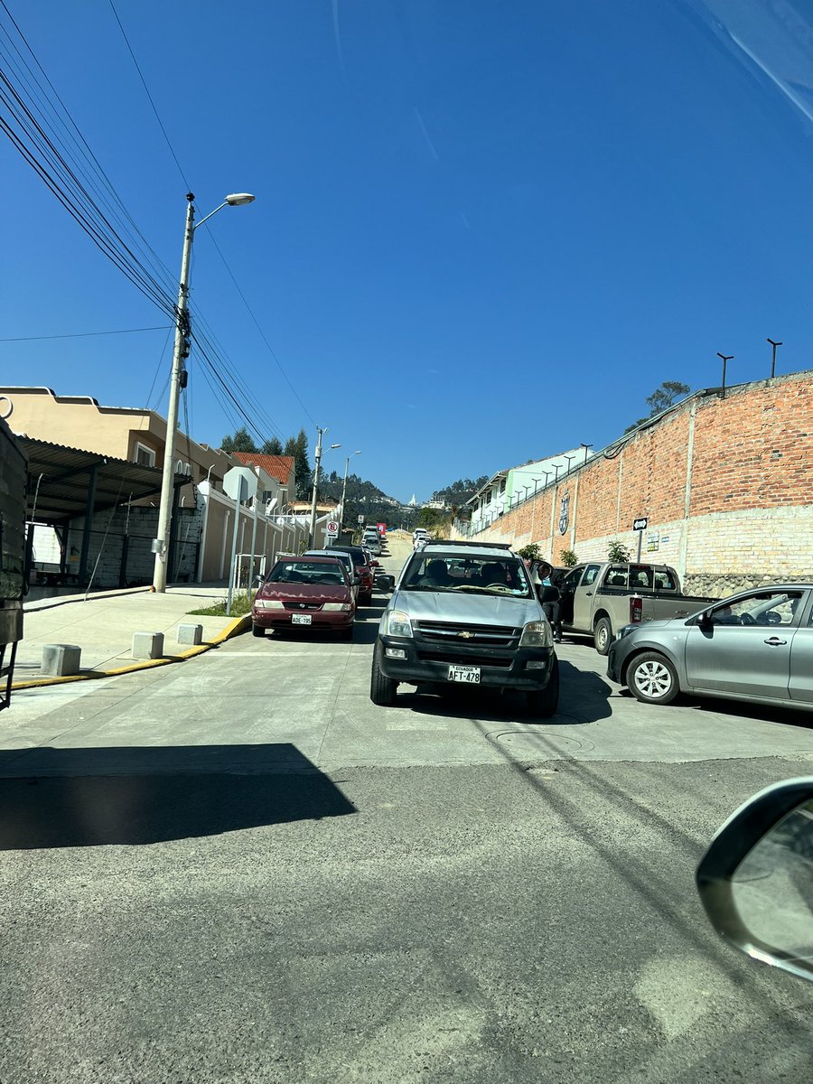 DanielaArceA's tweet photo. Estamos cansados de la pésima gestión de la @emov_ep Hemos pedido controlen la Miguel Moreno, se convierte en una calle de una sola vía por los vh estacionados en línea amarilla!! @tomebamba @elmercurioec @ELTIEMPO @UNSIONTV @MunicipioCuenca https://t.co/3urRX89G5e