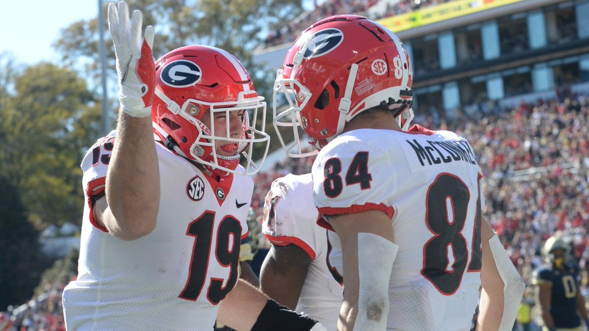 AccentFence's tweet photo. Our #3 ranked Georgia Bulldogs play the #11 Oregon Ducks on Saturday.  Let's see your Georgia pride by posting your game photos, tailgating, and cheering here.  #GeorgiaBulldogs  #Football https://t.co/GNCtjJuP1m