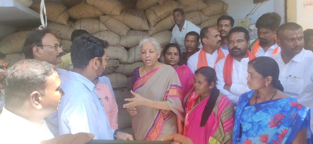KonathamDileep's tweet photo. Shocked at the petty behavior of Union Minister @nsitharaman Ji on Kamareddy District Collector. She lecturing the District Collector on Union Government funds Vs State Government funds in front of a ration (PDS) shop is unprecedented in Indian history!

1/n https://t.co/SYfV1mUUA4