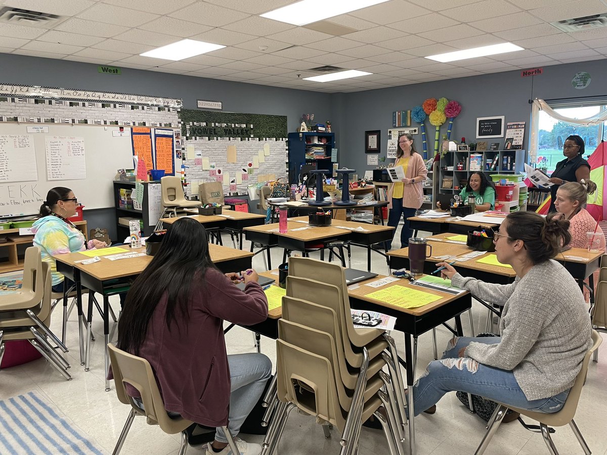 Amy_Perry98's tweet photo. This group of 5th grade teachers had great collaborative conversations about interactive read-alouds and adding engagement to checks for understanding. Did you know that giving students a fake 🎤 makes answering questions more enticing? @GISDLiteracy #thegisdeffect #bethelight https://t.co/sJr4ySE7wx
