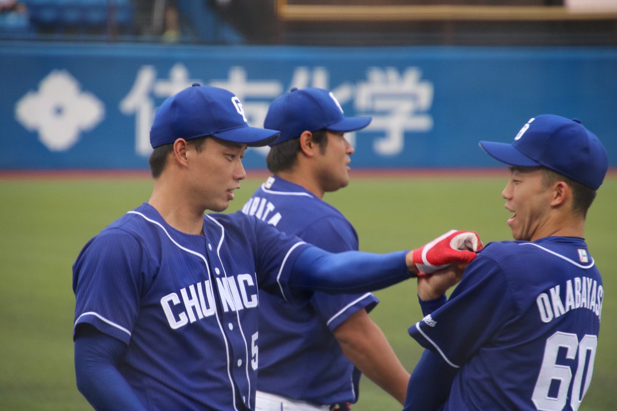 kt_phot2's tweet photo. 今日の　#かとばやし　#dragons #加藤翔平　#岡林勇希 https://t.co/9GTU6djsBC