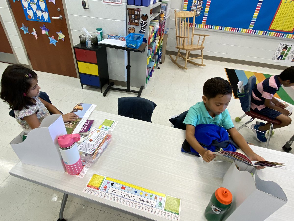 First graders practicing our reading stamina and finding just right books!!! #webelong220 <a href="/barrington220/">Barrington 220</a> <a href="/CountrysideD220/">Countryside Elementary</a>