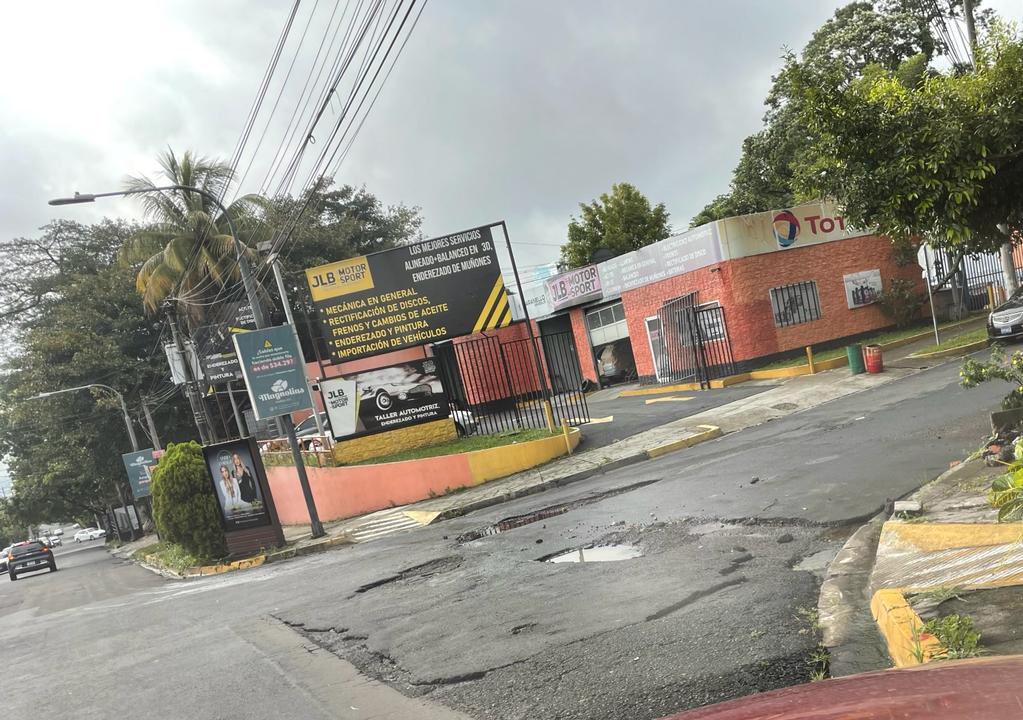 Col_SanBenito's tweet photo. @VMTElSalvador @ObrasPublicasSV @alcaldia_ss Favor ayudar a reparar calle 2 junto a Calle la Mascota. Se han formado carcavas. Se recarpeteó otras calles pero esta ha quedado olvidada. https://t.co/MhEk8ClRY6
