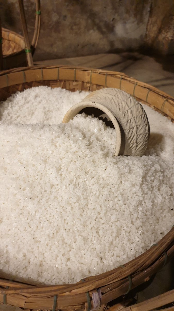 NatGeoMagTH's tweet photo. #ปัตตานี Decoded ถอดรหัส 'เกลือหวาน' เป็นงานสร้างสรรค์ที่ย่านถนนอา-รมย์-ดี เกลือรสละมุนไม่เค็มแหลม จากนาเกลือน้ำกร่อย มีประวัติศาสตร์ที่ย้อนไปหลายร้อยปี งานมีถึง 4 ก.ย.นี้ ใครอยู่ปัตตานีอย่าลืมมาชมกันนะครับ #pattanidecoded https://t.co/852zRhh1T4
