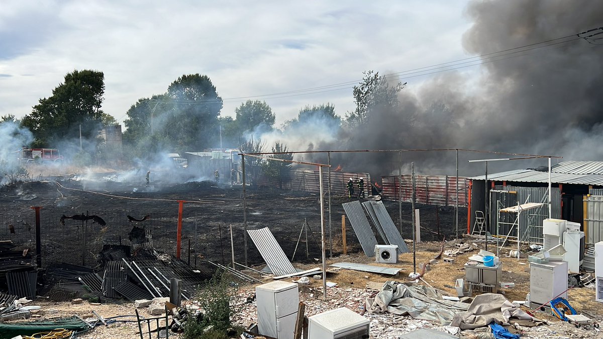 112cmadrid's tweet photo. Incendio de pasto, casetas y chatarra en #Leganés, con poca probabilidad de progresión. Hay una importante columna de humo. Varias dotaciones de #BomberosCM trabajando. 

#SUMMA112 en preventivo, no hay realizado asistencias. https://t.co/42V4bwaD5E