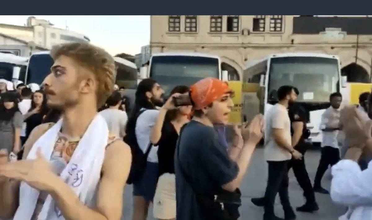 Samedowski's tweet photo. BU POLİSE LAN DİYİP POLİSİ GÜLDÜREN İBNE DEĞİL Mİ BUKALEMUN GİBİ AMK HER EYLEMDE RENK DEĞİŞTİRİYOR https://t.co/TNoVlGPZvY