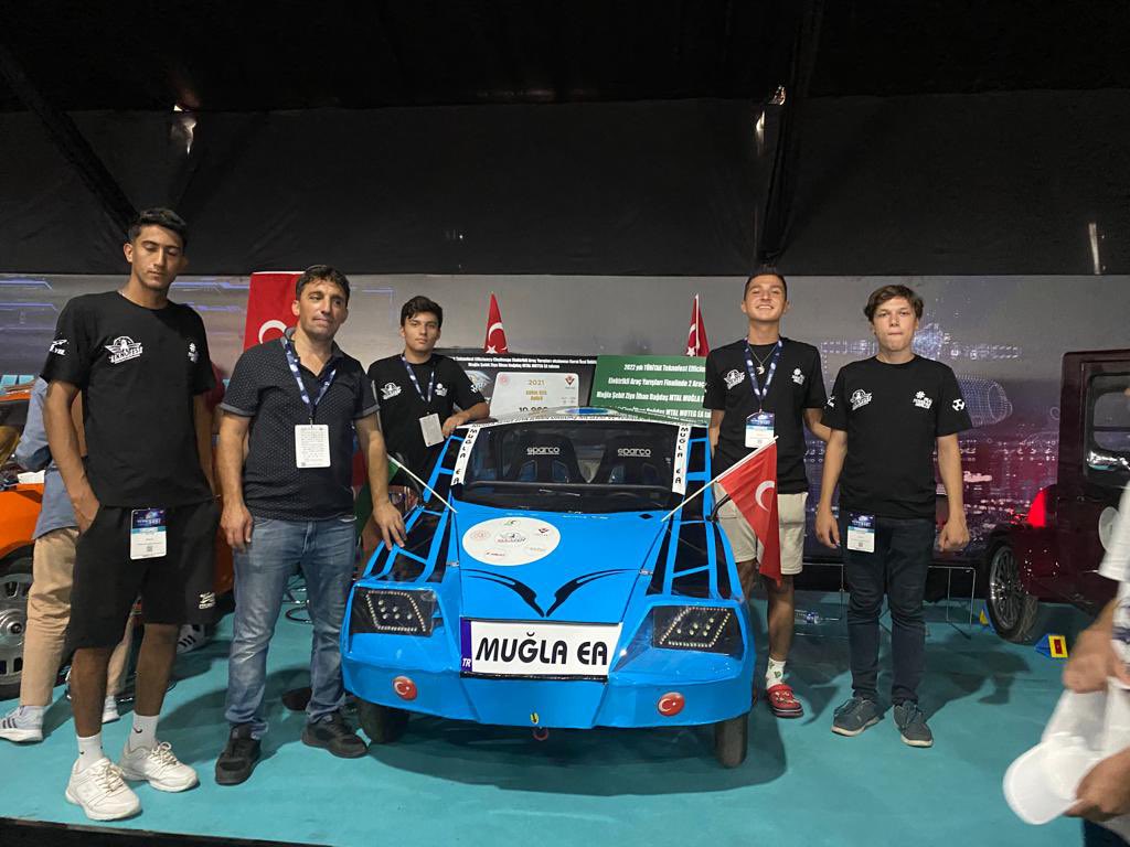 TAKIMLARIMIZ TEKNOFEST KARADENİZ’ DE✅
 🚀🔭🚘🛥⚡️

#TeknofestKaradeniz finallerinde ilk 10’a girerek Samsun Çarşamba Havalimanında düzenlenen Festival Sergisi ve Ödül Törenine davet edilen takımlarımız kurulan tanıtım stantlarında projelerini sergiliyorlar.
<a href="/tcmeb/">Millî Eğitim Bakanlığı</a> <a href="/emrecay55/">Emre ÇAY</a>