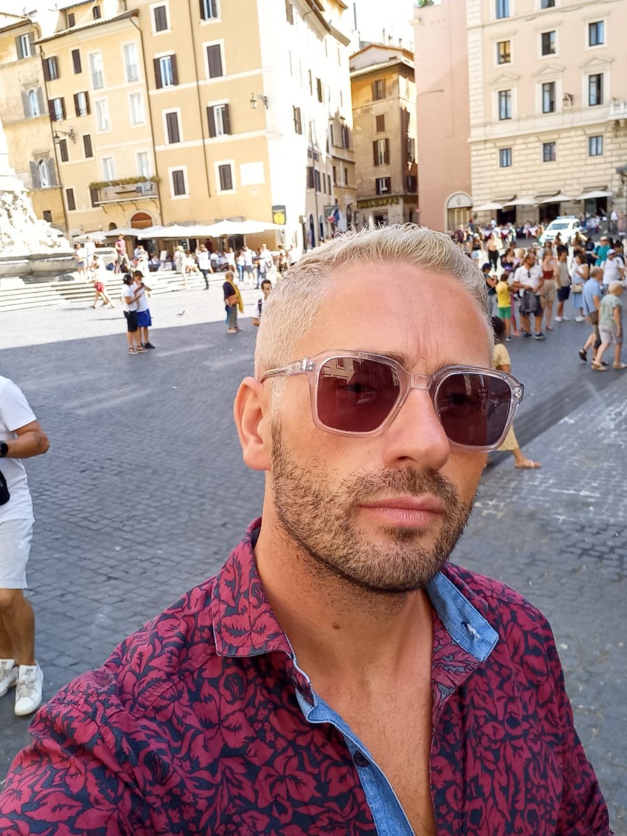 MainardiJuan's tweet photo. Che finimondo per 1 capello biondo https://t.co/jeXsehOPhk