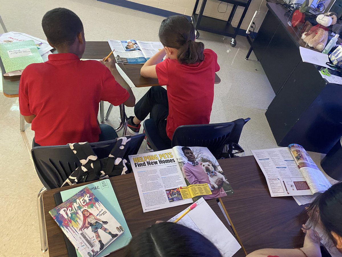 GonzalSophia09's tweet photo. Student Choice Reading @NISD_Rayburn proud of my little readers! #makingconections #highintrestreading #choosingtolearn #6thgradereaders https://t.co/cBnyzpPczn