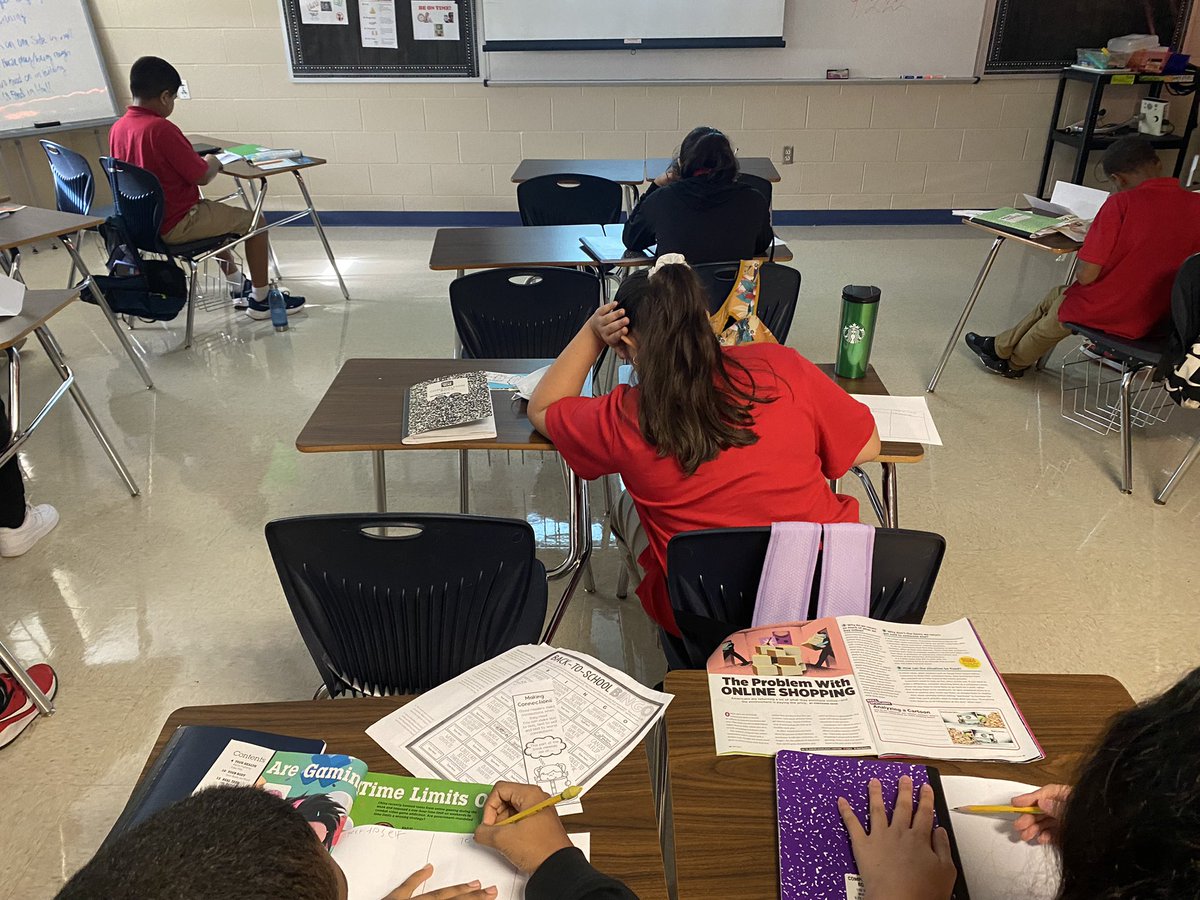 GonzalSophia09's tweet photo. Student Choice Reading @NISD_Rayburn proud of my little readers! #makingconections #highintrestreading #choosingtolearn #6thgradereaders https://t.co/cBnyzpPczn