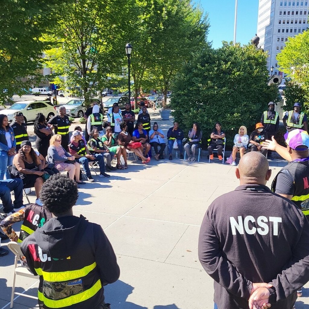 NCST_newark's tweet photo. Team meeting in Military Park preparing for the 24 Hours of Peace in Newark.
#newark #newarknj #24hoursofpeace #publicsafety #publicsafetyinpublichands #violenceintervention #newarkcommunity https://t.co/hoS7plQwoH