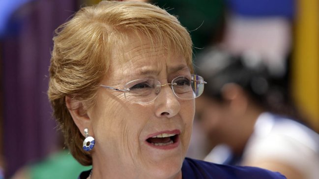 Cooperativa's tweet photo. Michelle Bachelet fue multada por irregularidades en pago de contribuciones de casa en Caburgua #CooperativaContigo https://t.co/cL2aeeBfXa https://t.co/nKxTIBHkvw