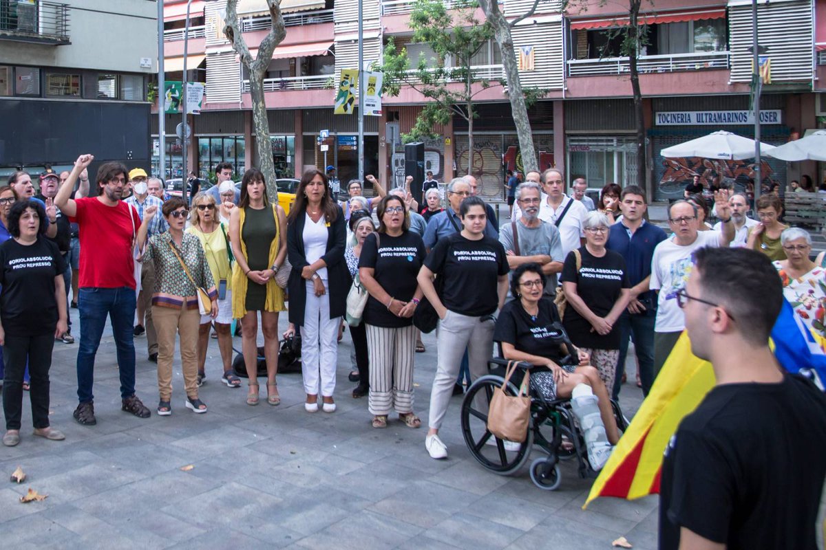 OAbsolucio's tweet photo. Volem agrair a tots els assistents a la roda de premsa que han acompanyat a l'Oriol en aquests moments durs, sense vosaltres la nostra feina seria molt més complicada, endavant! ✊ #OriolAbsolucio https://t.co/V9MpmhnAyP