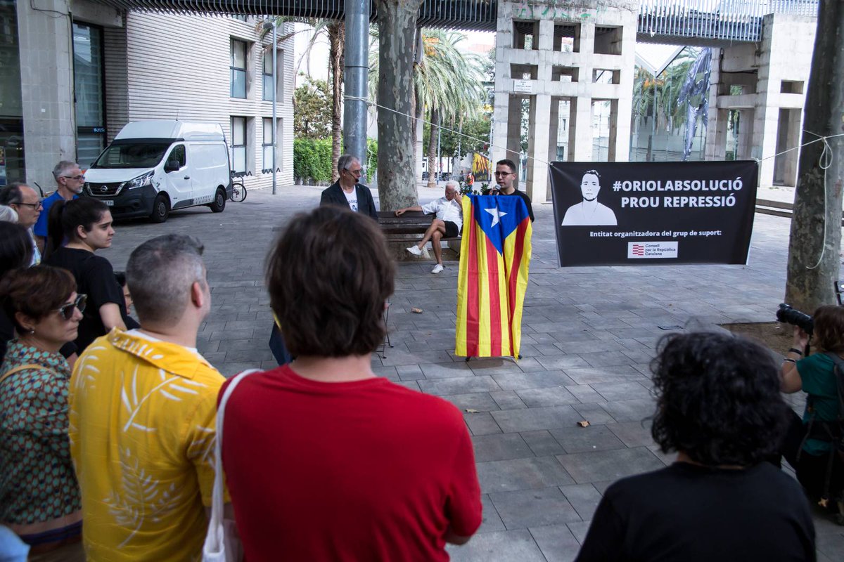 OAbsolucio's tweet photo. Volem agrair a tots els assistents a la roda de premsa que han acompanyat a l'Oriol en aquests moments durs, sense vosaltres la nostra feina seria molt més complicada, endavant! ✊ #OriolAbsolucio https://t.co/V9MpmhnAyP