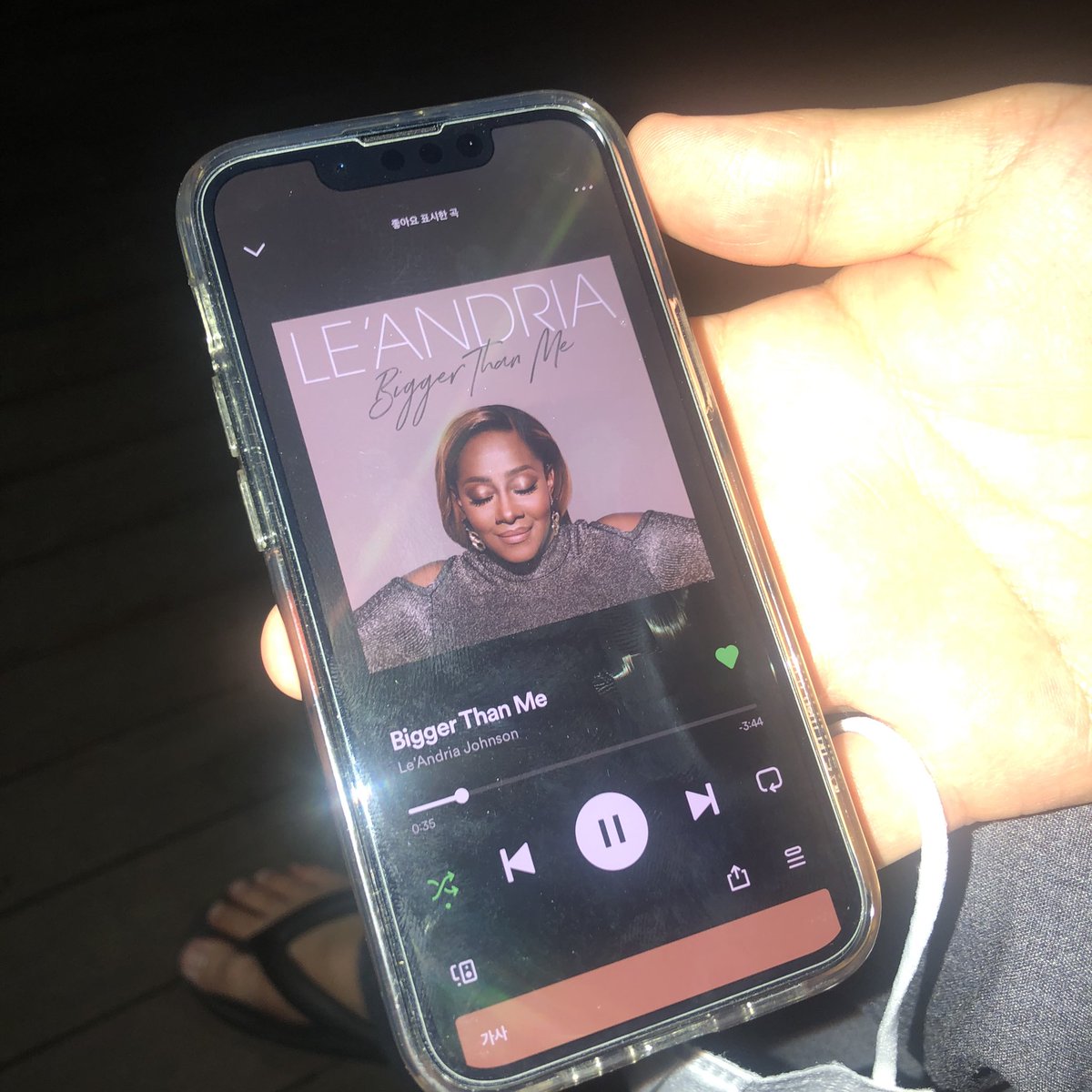 친구와 평양냉면에 한라산 한잔을 하고 선유도 공원에서 가스펠을 함께 들었다. 친구의 말이 가스펠은 백인들이 예배당에서 예배에 참석하고 있을때 밖에서 흑인노예들이 저희도 살려주세요 라는 외침으로 시작되었다고 설명해주었다.