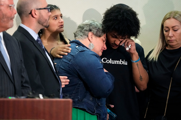 kallywilli's tweet photo. @POTUS 1/
While POTUS Biden was giving that powerful speech in Philadelphia, a MAGA killer cop, #RickyAnderson, broke into the bedroom of an unarmed African-American youth, Donovan Lewis. He shot him, then handcuffed him. Lewis died later.

#DonovanLewis #AnotherSenselessPoliceMurder https://t.co/twiz4bKnTS