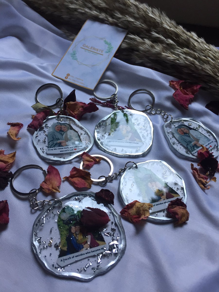 Galeristee's tweet photo. Customizable medals 💕 https://t.co/imXBzXAfI8