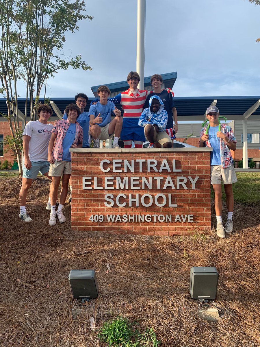 OChargers1's tweet photo. GAMEDAY🇺🇸We had a great time this morning at Central!! Thank you guys for having us!! Can’t wait to get back to Bobby tonight at 7:30‼️@OSD_Super @OxfordSD @OxfordChargers1 @nlogan22 https://t.co/3r09GbUJ94
