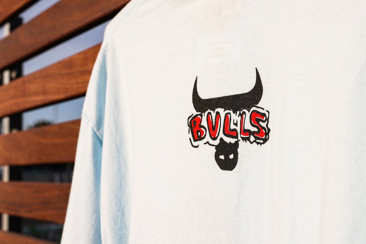 chicagobulls's tweet image. More #BullsFest merch? 👀🔥

RT &amp;amp; reply with your size for a chance to win a Limited Edition @JcRivera x 1966 long sleeve t-shirt that will be available to purchase this weekend at #BullsFest.