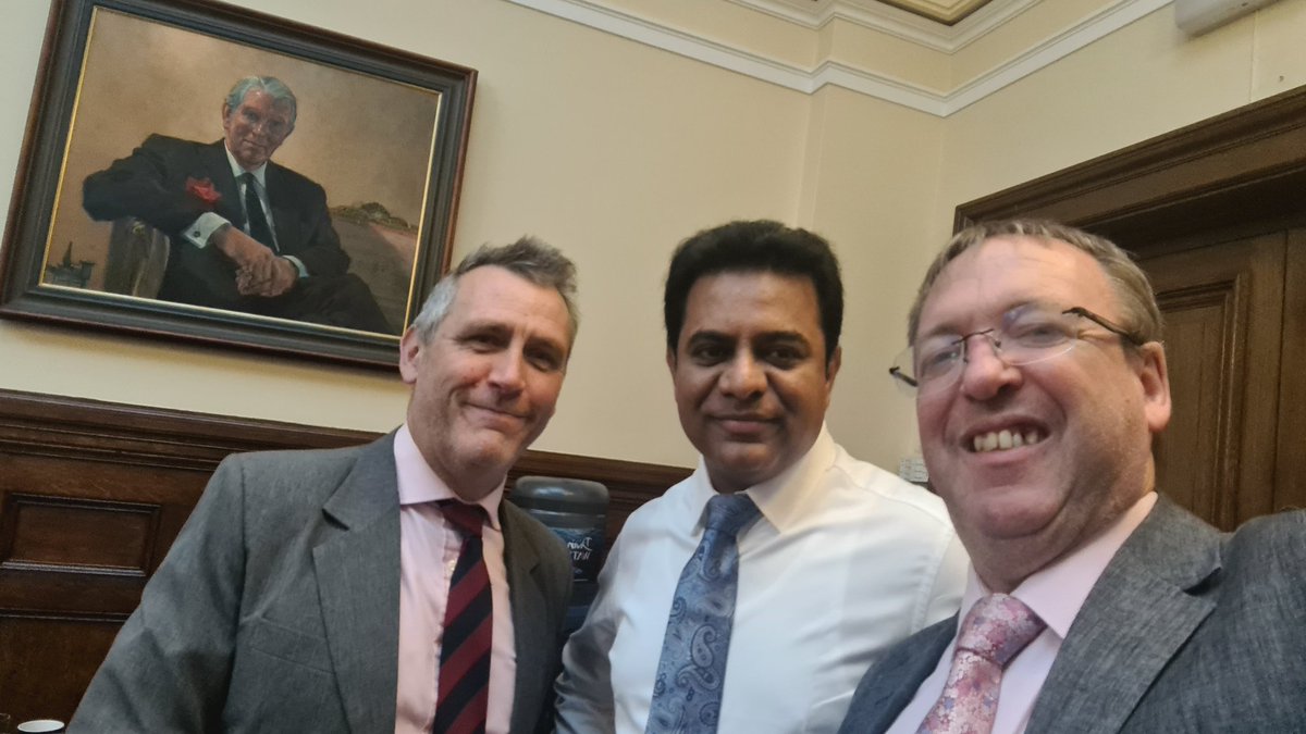 Brilliant brilliant brilliant my successor Gareth Wynn-Owen arrived in #Hyderabad.

We first met in London many months ago, an excellent diplomat who quietly supported the visit of @KTRTRS in May.

Wish Gareth &amp; family a fantastic posting, follow <a href="/UKinHyderabad/">Gareth Wynn Owen</a> for all his news.