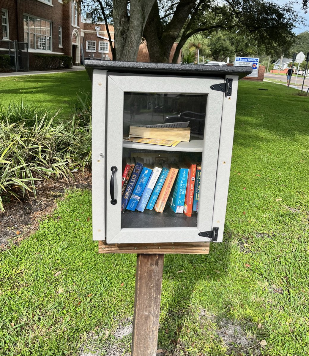 ReadRepeatOrg's tweet photo. Dropped off 1,200 books (400 new, 800 used) to Broward Elem. this morning! Check it out 😁 #books #nonprofit  @LibraryladyV @BrowardElem @hubofschool https://t.co/kdR6MZNSZz