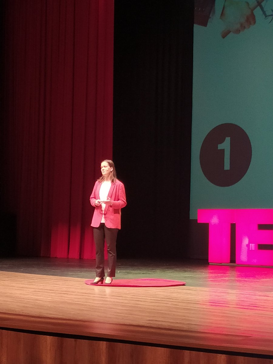 amyrebeca28's tweet photo. Se me sale el pecho de orgullo @cdiazdelacruz como misionera Idente Haz evangelizado de una forma impresionante #TedxUTPL https://t.co/HhmTQFUjC3