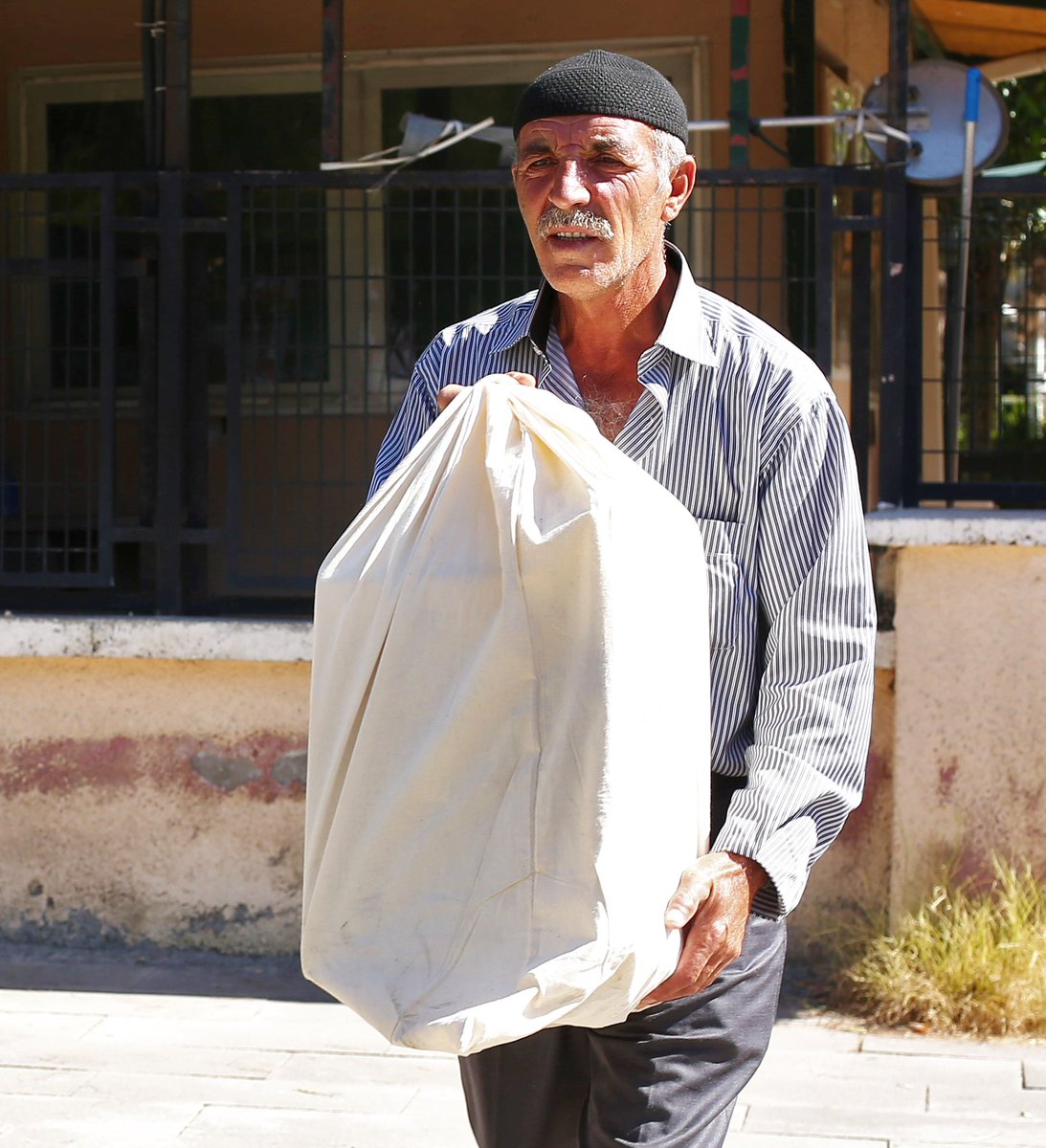 Toplum kutuplaşacaksa, demokrasiye ve insani evrensel değerlere inananlar ile faşistler ve hırsızlar halinde iki kutba ayrılmalı. 

Ali Rıza Amca'ya bunu yaşatanlar ve buna "oh olsun" diyenler ile bu acıyı yüreklerinde hissedenler arasında bir seçim olmalı.