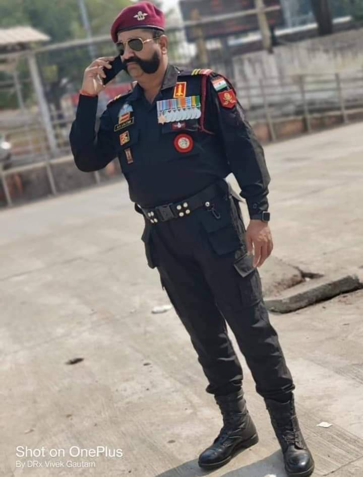 ये हैं कमांडों अरुण मिश्रा। यह त्योंथर (रीवा) के रहने वाले हैं। इनके विरुद्ध बिजली विभाग के JE ने फ़र्ज़ी #SC_ST एक्ट लगा दिया है। पुलिस ने इनको गिरफ्तार कर लिया है। सेना के नाम मे वोट लेने वाले फ़र्ज़ी राष्ट्रवादी भाजपाई अब कहाँ मर गए,अब तुम लोग की देशभक्ति कहाँ चली गई।