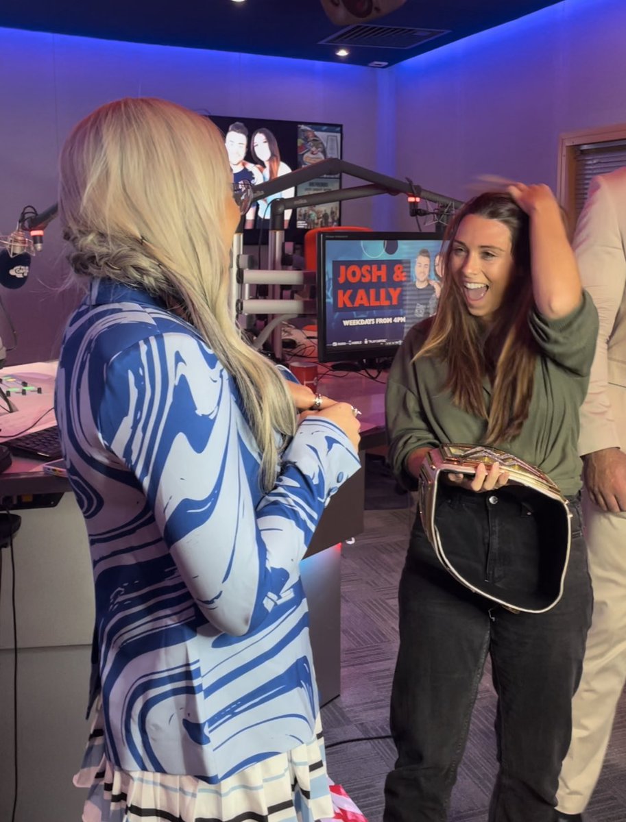 Think <a href="/kallyloren/">Kally</a> was all of us at this moment 😅

#WWECastle