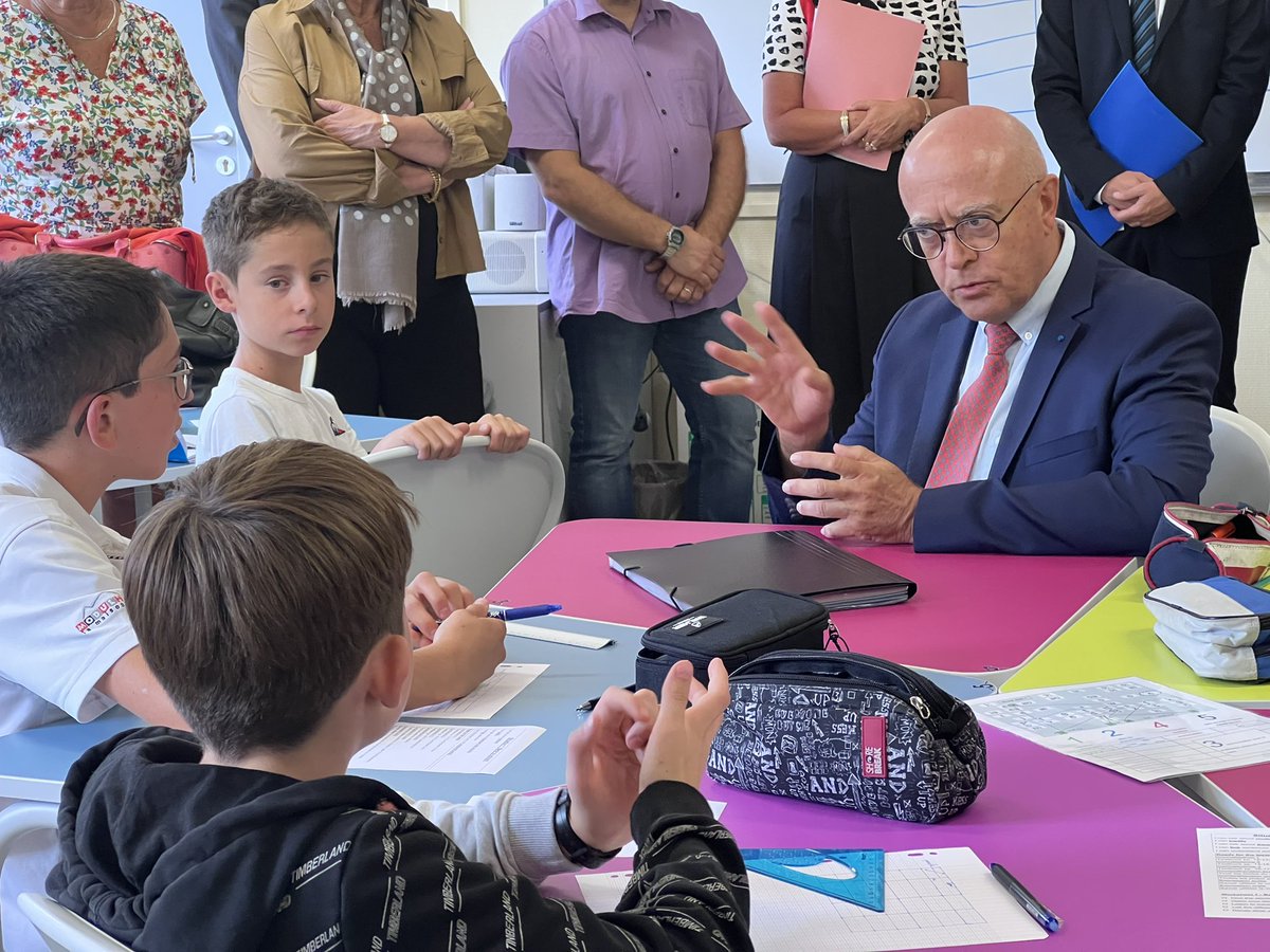 AcAixMarseille's tweet photo. Échanges entre le recteur @BernardBeignier et les élèves du collège À.Corréard de Serres en présence de la DASEN des #HautesAlpes et les élus, @Prefet05. Réflexion sur les projets d’avenir pour les territoires alpins autour de l’#Education ✅Réussite scolaire de tous les élèves https://t.co/kVJlQBPYqm