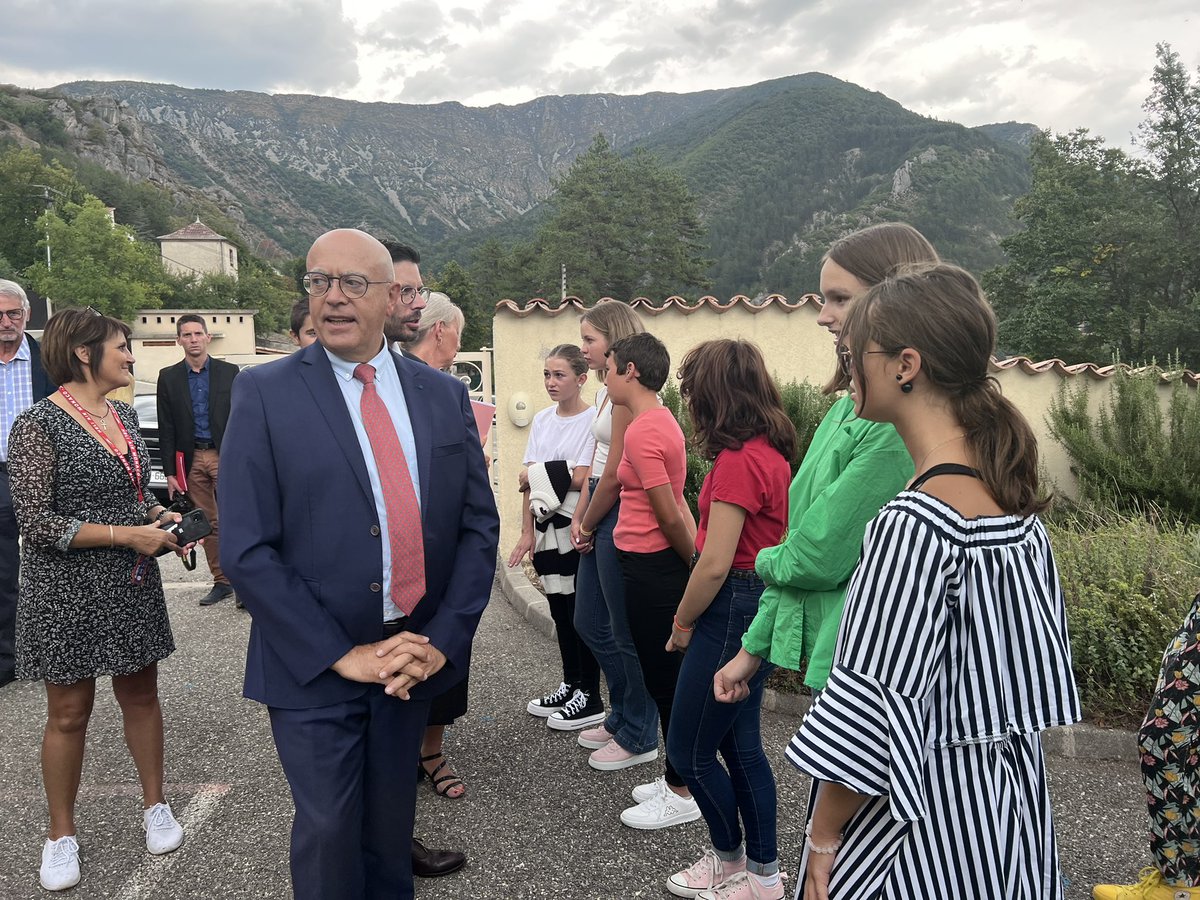AcAixMarseille's tweet photo. Échanges entre le recteur @BernardBeignier et les élèves du collège À.Corréard de Serres en présence de la DASEN des #HautesAlpes et les élus, @Prefet05. Réflexion sur les projets d’avenir pour les territoires alpins autour de l’#Education ✅Réussite scolaire de tous les élèves https://t.co/kVJlQBPYqm