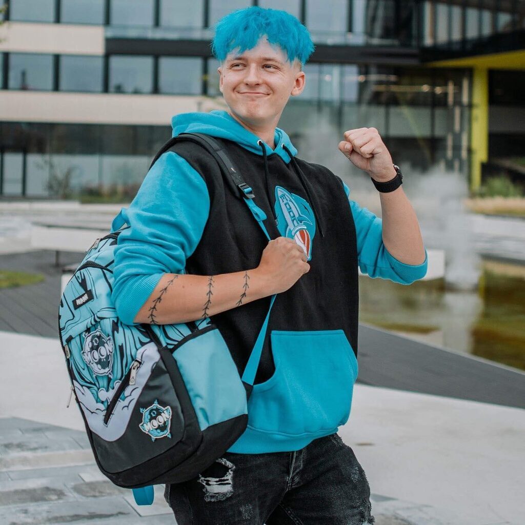 RealGeekShop's tweet photo. @studiomoontv včera zveřejnil video, ve kterém plní společně s @martin_creep úkoly od fanoušků, kromě toho tam udělal i velké odhalení svého nového účesu. 👀

Moon si obarvil vlasy na světle modrou barvu, která je náhodou zrovna i v jeho back to school kolekci! 💙
.
.
#studiom… https://t.co/ByN5Wicg17