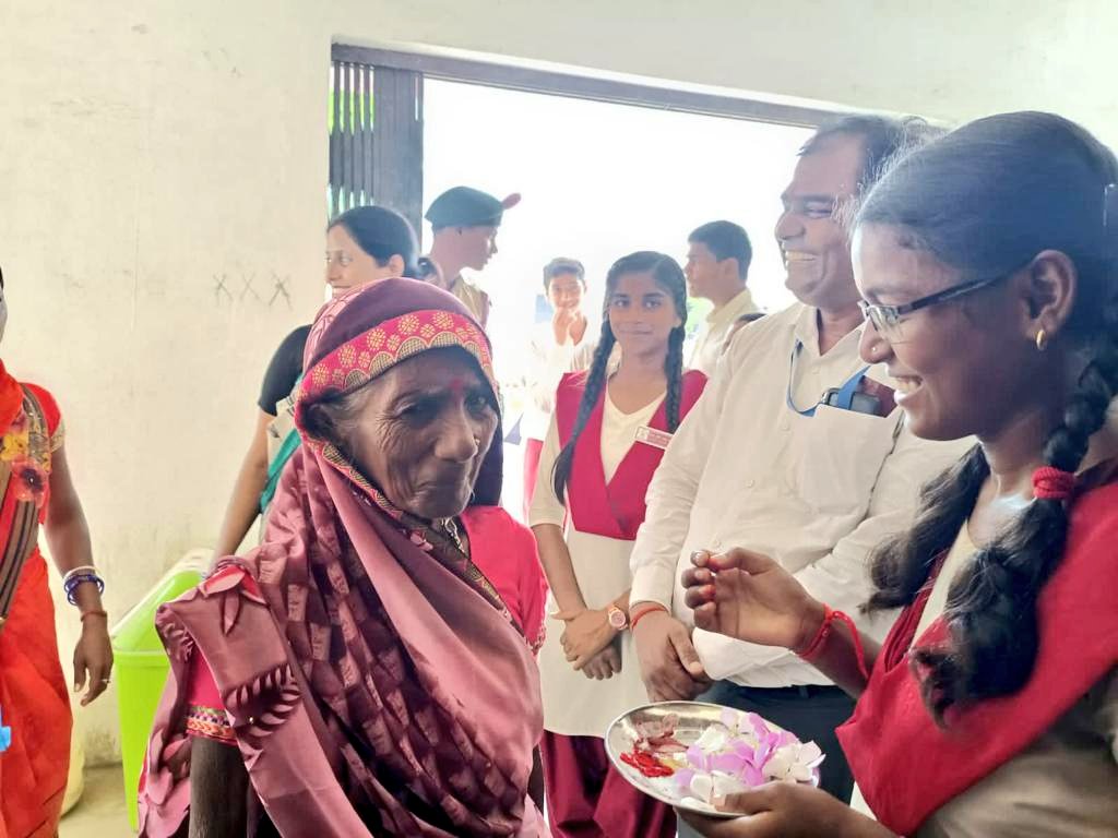 IprdKoderma's tweet photo. @dckoderma की पहल से जिले में शुरू हुए #project_IMPACT का सरकारी विद्यालयों में दिखने लगा असर। विद्यालय आने वाले छात्र- छात्राओं का शिक्षकों ने किया टीका लगाकर स्वागत। सभी विद्यालयों में बच्चों के लिए हाउस का गठन किया गया, जिसके अंतर्गत आगे चलकर विभिन्न तरह के(1/2)
@JharkhandCMO https://t.co/l594IXw4z7