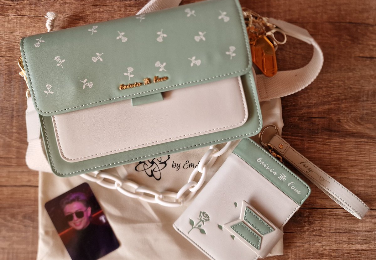 wooahaelife's tweet photo. I thought I was in love with BTS... and then I got this handbag. 😍 Seriously in love with this gorgeous piece of art. 💜 tysm @by_emj it goes perfectly with the wallet. #stillinlovewiththose7boystho😋
#trivialove
#BTSfanmademerch
#NAMJOON
#btsarmyforever https://t.co/Dr2tMsYERv