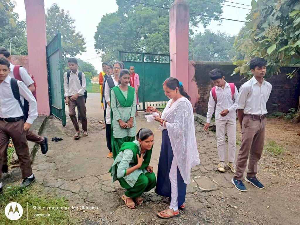 IprdKoderma's tweet photo. @dckoderma की पहल से जिले में शुरू हुए #project_IMPACT का सरकारी विद्यालयों में दिखने लगा असर। विद्यालय आने वाले छात्र- छात्राओं का शिक्षकों ने किया टीका लगाकर स्वागत। सभी विद्यालयों में बच्चों के लिए हाउस का गठन किया गया, जिसके अंतर्गत आगे चलकर विभिन्न तरह के(1/2)
@JharkhandCMO https://t.co/l594IXw4z7