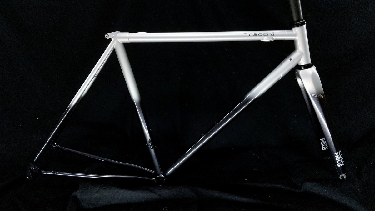 MakkyUeda's tweet photo. 岡山のショップ、サイクルZのお客様。クロモリとカーボンのハイブリッドモデル''Code3''。
軽さと剛性、乗り心地をバランス良くオールラウンドに使えるフレームです。
#マッキサイクルズ #ロードバイク #サイクルz #columbus #macchi #roadbike #cyclez #クロモリ #クロモリロード #グラベル https://t.co/f6E3VWpsWF