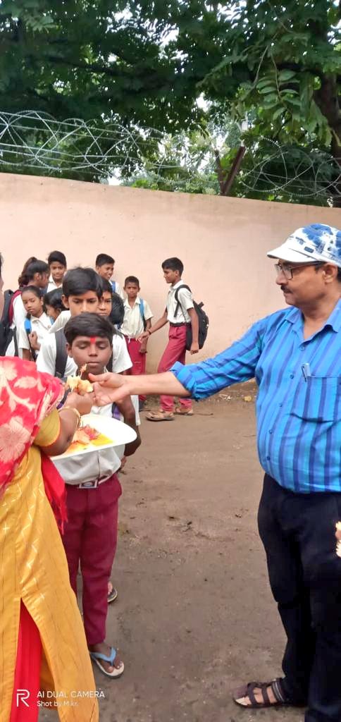 IprdKoderma's tweet photo. @dckoderma की पहल से जिले में शुरू हुए #project_IMPACT का सरकारी विद्यालयों में दिखने लगा असर। विद्यालय आने वाले छात्र- छात्राओं का शिक्षकों ने किया टीका लगाकर स्वागत। सभी विद्यालयों में बच्चों के लिए हाउस का गठन किया गया, जिसके अंतर्गत आगे चलकर विभिन्न तरह के(1/2)
@JharkhandCMO https://t.co/l594IXw4z7