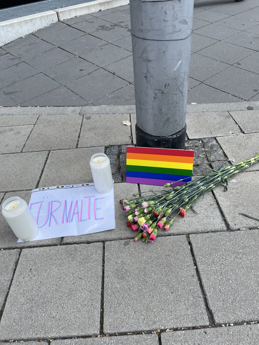 munstersche's tweet photo. #MünsterGegenQueerfeindlichkeit Ein junges Paar hat Blumen und Kerzen am Ort des Geschehens - ein Bürgersteig am Albersloher Weg in Sichtweite eines Hotels  in der Nähe ein Ersatz-Bushaltestelle - niedergelegt. Das junge Paar hatte das Geschehen nach der #CSDDemo mitbekommen! https://t.co/yRsG0aOAwL