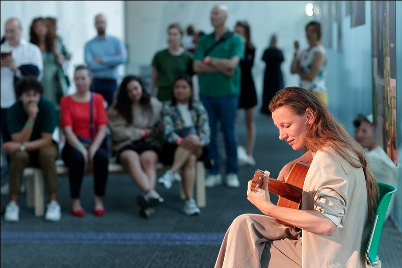 Weekendtip 💫
#laatstekans om de tentoonstelling Hunger van @iETMUSIC te bezoeken in <a href="/kunsthal/">Kunsthal Rotterdam</a> Rotterdam!
A.s. zondag geeft iET voor de laatste keer een miniconcert. Ervaar hoe haar muziek tot leven komt in de 9 kamers en ontdek het verhaal achter de 9 songs.
📷: Bas Czerwinski