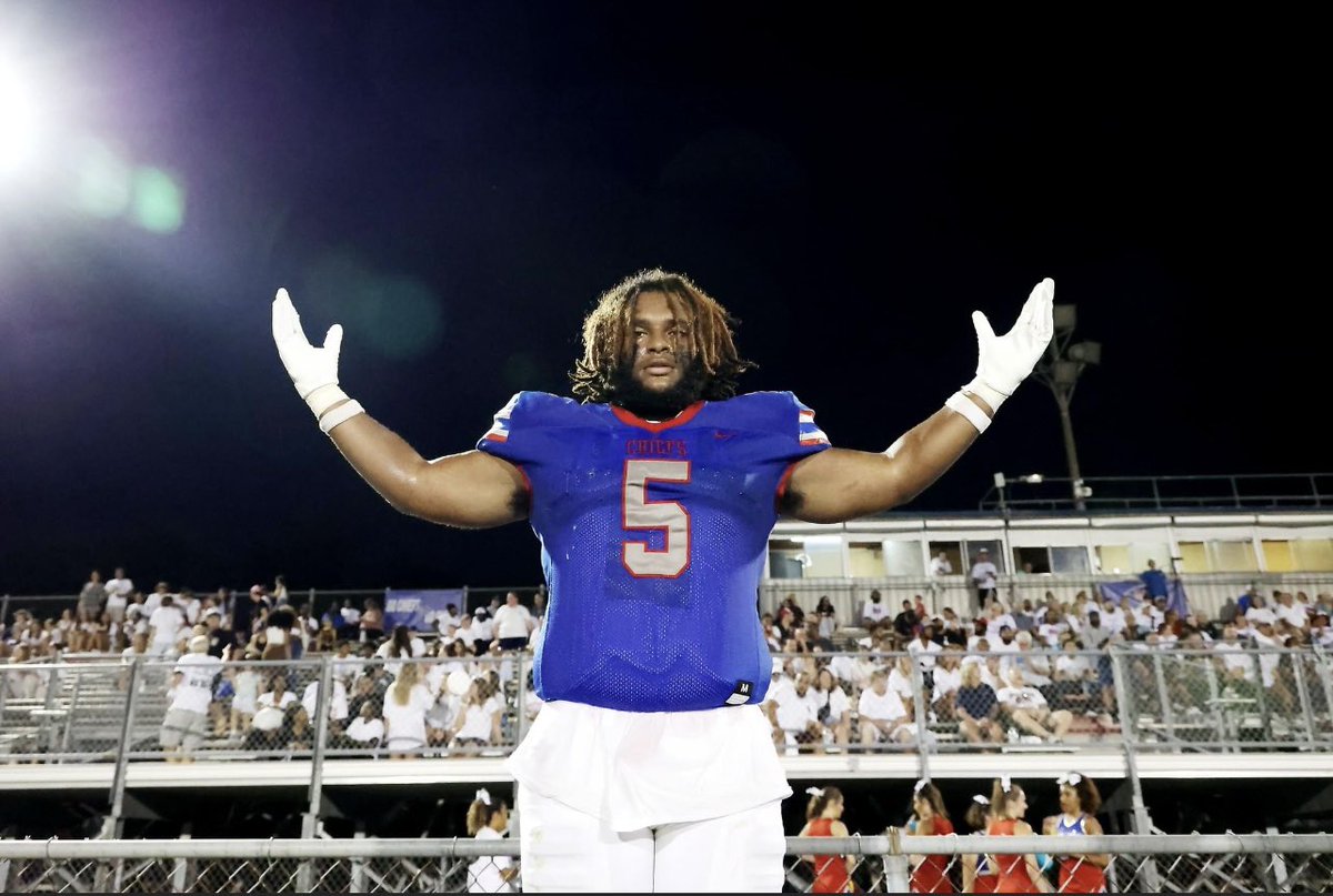 NaiQuanPearce1's tweet image. 18 carries, 149 yds, 2tds, all thanks to the trenchmob !!❤️💙 @KempsvilleFB @CozWon @DCherry55 @RobertO44774588