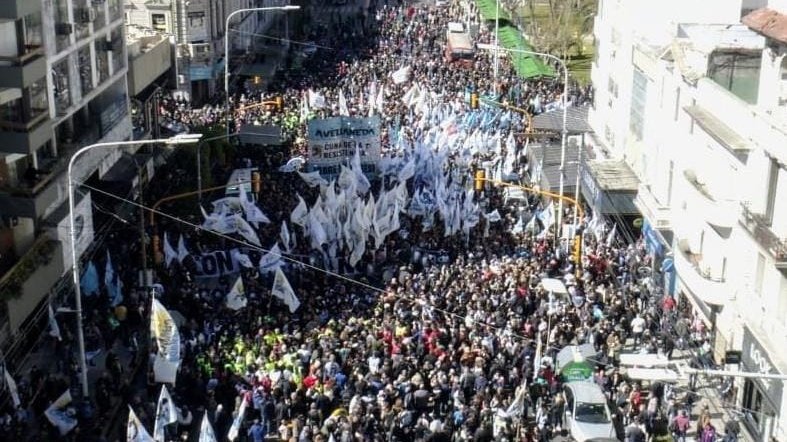 Avellaneda vuelve a cruzar el puente para hacer historia de nuevo.

Ya estamos movilizando en defensa de la democracia y en solidaridad con <a href="/CFKArgentina/">Cristina Kirchner</a>. Como en el 45, vamos a llenar la plaza de pueblo. 

#TodosConCristina 
#TodxsConCristina