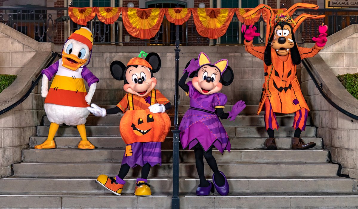 DisneyParks's tweet photo. Fall celebrations are officially BACK at @Disneyland! Enjoy Halloween Time through Oct. 31, Plaza de la Familia through Nov. 2, and more. The fall season is here! 
🍂 https://t.co/jCyICdVnZG https://t.co/d1qTwhe3JD